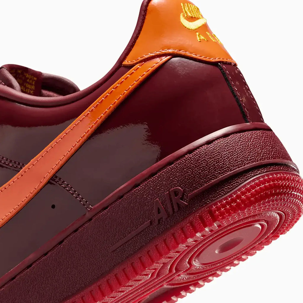 Nike Air Force 1 Low pour homme « Rouge équipe foncé et orange sécurité »