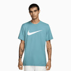 Conjunto de camiseta y shorts Nike Sportswear Swoosh para hombre