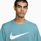 Conjunto de camiseta y shorts Nike Sportswear Swoosh para hombre