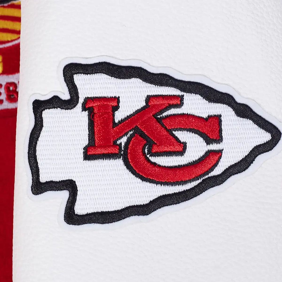 Chaqueta universitaria de lana con cuello de canalé y escudo del equipo NFL Kansas City Chiefs para hombre