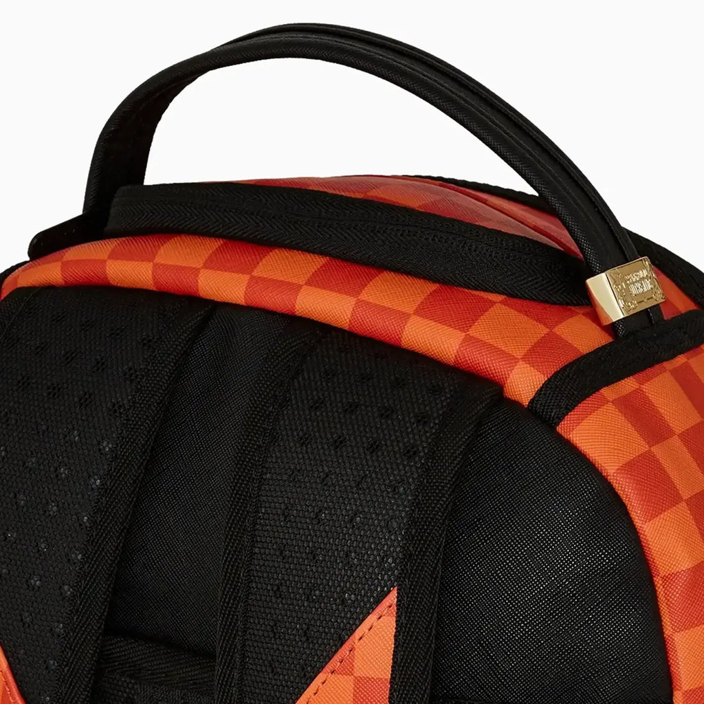 Mochila Cheetos Chester Relajándose