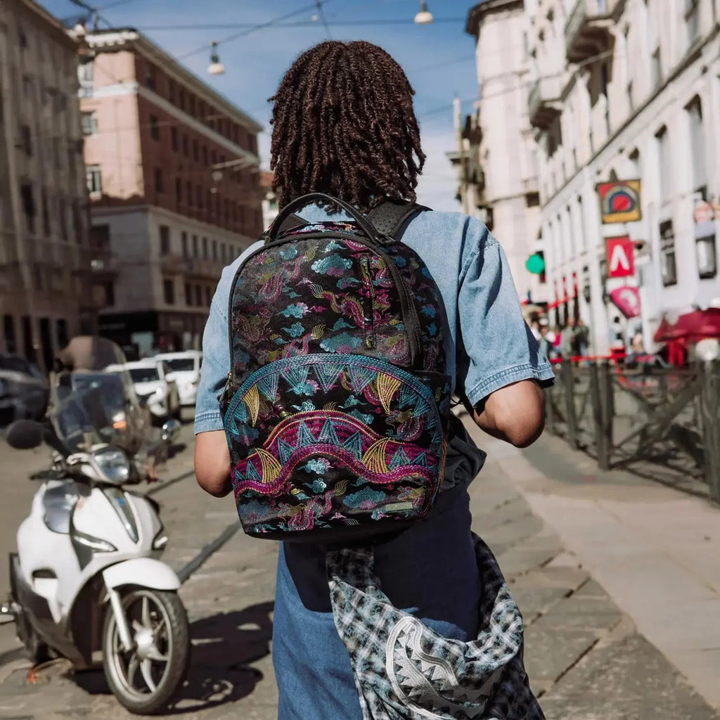 Mochila DLX con dragones bordados