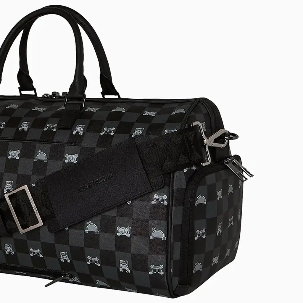 Bolsa de viaje tipo petate gris con estampado de personaje asomándose