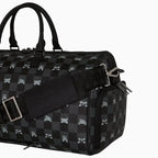 Bolsa de viaje tipo petate gris con estampado de personaje asomándose