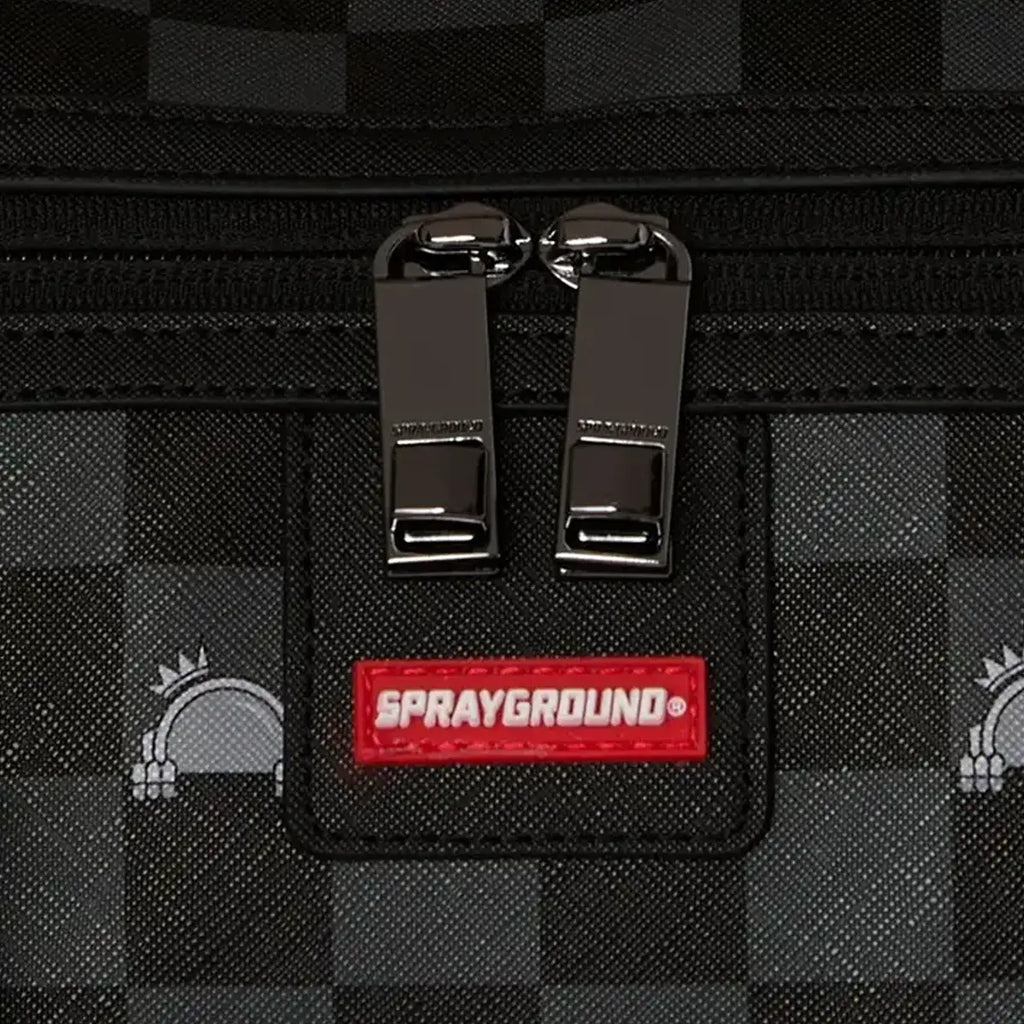 Bolsa de viaje tipo petate gris con estampado de personaje asomándose