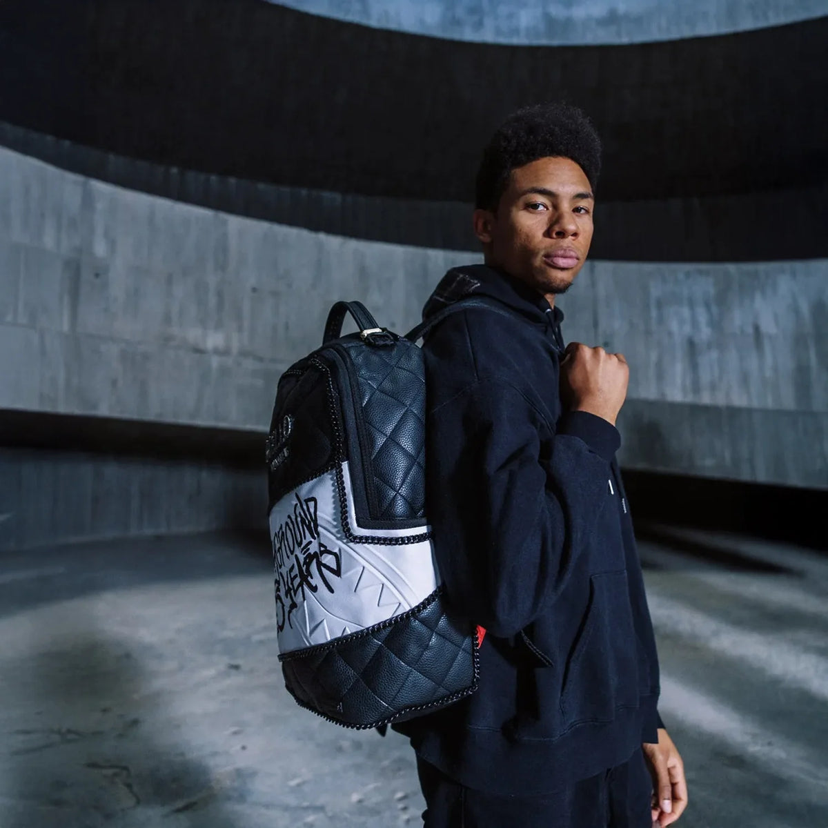 Bonjour, je m'appelle 15 Years, sac à dos matelassé.
